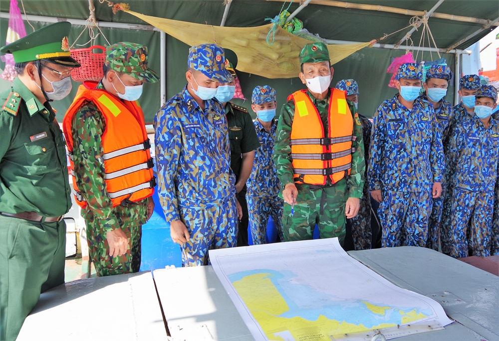 Cơ quan Tham mưu báo cáo kế hoạch tuần tra trên biển trong thời gian tới của tàu HQ 796.